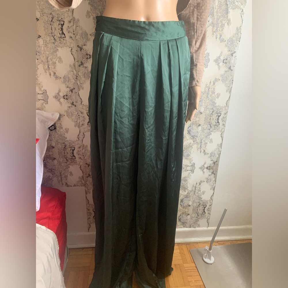BEAUTIFUL FOREST GREEN SATIN LIKE PALLAZO PANTS ! high waisted